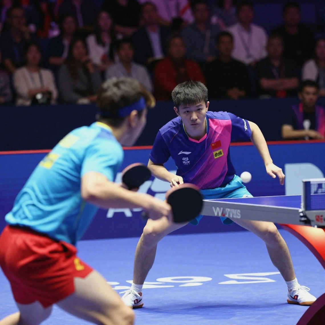 Chiếc micro trên ngực áo HLV Charlotte Carey: Table Tennis England đang bán cho bạn thứ không nằm trên bàn bóng