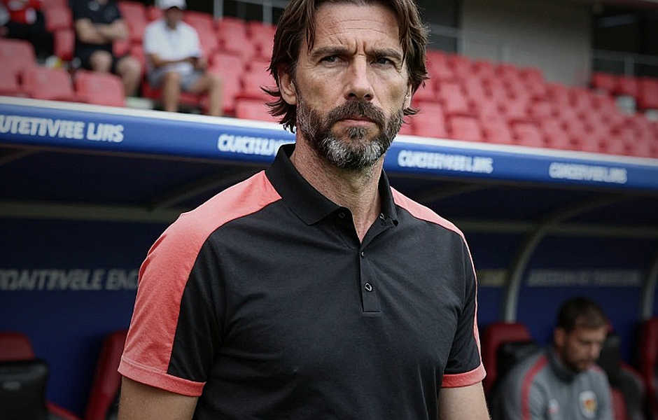 Bảng trắng ở V.League: nghề trọng tài dạy tôi cách đọc sự im lặng